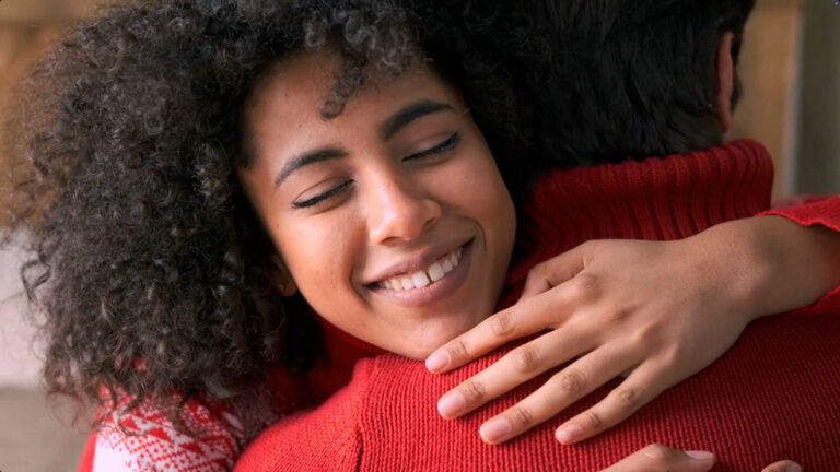 Close-up de casal abraçando e sorrindo em Vídeo Sazonal de Marca da 4D Odontologia – O Valor da Presença | Lampejo Filmes