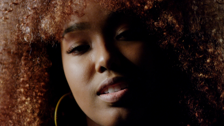 A performer Ayana Amorim em cena do manifesto institucional da ONG Nosso Legado, produzido pela Lampejo Filmes. Este vídeo de impacto social foi exibido na Assembleia Geral da Assembleia Geral da ONU em Nova York e pautado na GloboNews, evidenciando o rigor técnico e a relevância pública que definem a estatura cinematográfica da obra.